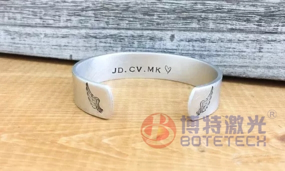 首飾激光打標(biāo)機(jī)情人節(jié)正確的打開方式,像極了愛情……